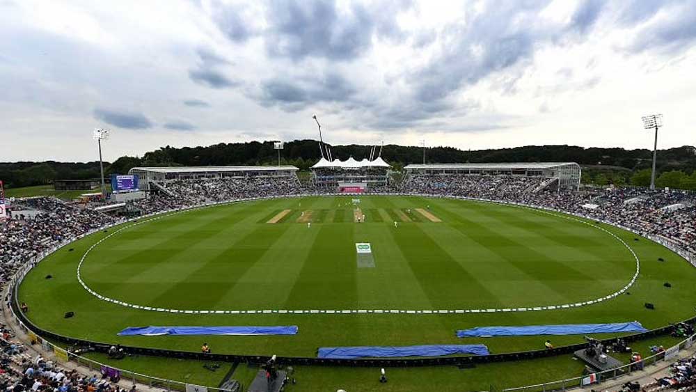 বৃষ্টির কথা মাথায় রেখে অতিরিক্ত এক দিন হাতে রেখেছে বোর্ড। কিন্তু ওই দিনও সাদাম্পটনের আকাশ পরিষ্কার হওয়ার কোনও সম্ভাবনা নেই। ওই দিনও মেঘে ঢাকা থাকবে আকাশ।