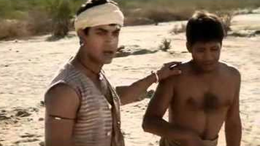 আদিত্য লাখিয়া ওই ছবিতে কাচরা-র ভূমিকায় অভিনয় করেছিলেন। কাচরা ছিলেন এক জন বিশেষ ভাবে সক্ষম যুবক। যাঁর ডান হাতে সমস্যা ছিল। এই কাচরাই দারুণ ভাবে বল ঘুরিয়ে সকলকে অবাক করে দিয়েছিলেন। প্রতিদ্বন্দ্বীকে চাপে ফেলে দিয়েছিলেন। ওই ছবিতে তাঁর পারিশ্রমিক ছিল ১ লাখ টাকা।