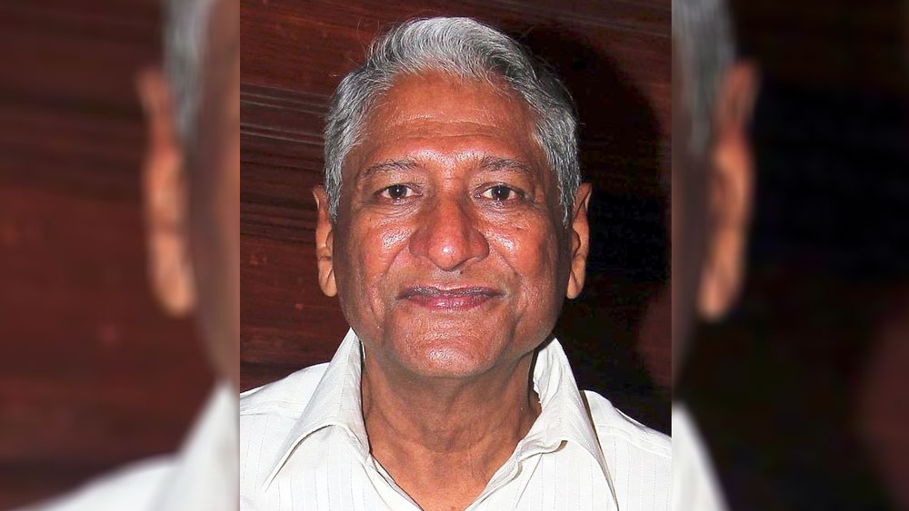 গ্রামের প্রধান হয়েছিলেন রাজেন্দ্র গুপ্ত। পানিপথে জন্ম এই অভিনেতা প্রেমিকাকে নিয়ে পালিয়ে বিয়ে করেছিলেন। ছোট এবং বড় দুই পর্দাতেই অভিনয়ের পাশাপাশি তিনি পরিচালক হিসাবেও একাধিক কাজ করেছেন। দেড় লাখ টাকা পারিশ্রমিক নিয়েছিলেন ‘লগান’-এর জন্য।