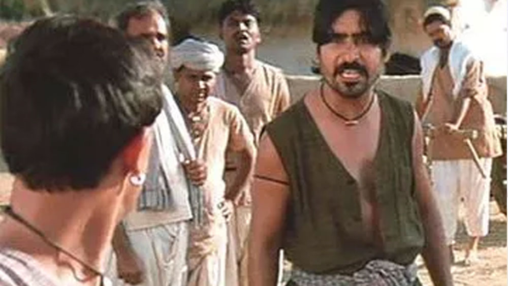 লাখা হয়েছিলেন যশপাল শর্মা। এই লাখার বিশ্বাসঘাতকতার জন্য প্রথম দিকে খেলায় হাড়তে বসেছিলেন গ্রামবাসীরা। হরিয়ানার মধ্যবিত্ত পরিবারের জন্ম যশপালের। বাবা হরিয়ানার সেচ দফতরের কর্মী ছিলেন। ছোট থেকেই অভিনেতা হতে চাইতেন যশপাল। তাই গ্রামের রামলীলায় অংশগ্রহণ করতেন। ‘লগান’ ছিল তাঁর দশম ছবি। পারিশ্রমিক নিয়েছিলেন ২ লাখ টাকা।