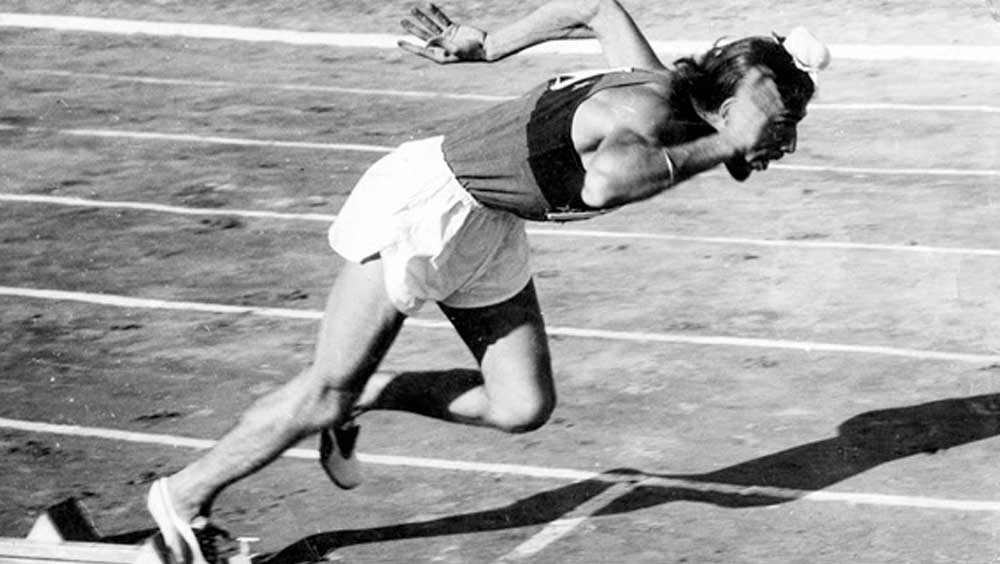 মিলখা প্রথম অলিম্পিক্সে নামেন ১৯৫৬ সালে মেলবোর্নে। কিন্তু প্রথম পর্বেই ছিটকে যান তিনি। কমনওয়েলথে সোনা জিতে ১৯৫৮ সাল থেকে পরিচিতি পেতে শুরু করেন মিলখা। ১৯৬০ সালে রোম অলিম্পিক্সে চতুর্থ স্থান অর্জন করেন তিনি। একটুর জন্য পদক পাননি। ৪০০ মিটার দৌড়েছিলেন ৪৫.৭৩ সেকেন্ডে। জাতীয় রেকর্ড গড়েছিলেন মিলখা।