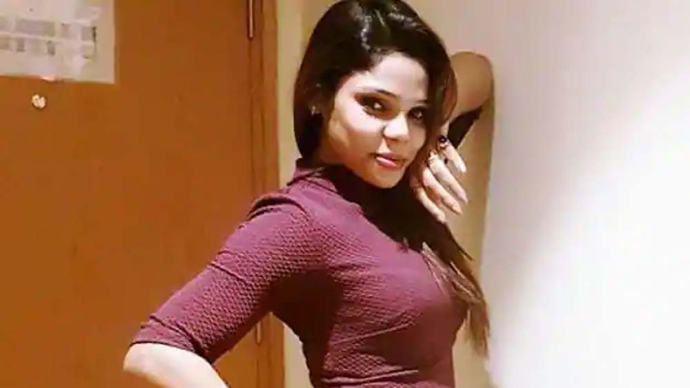 কিন্তু বাস্তবের মাটি যে অনেক কঠিন, অনেক দূরূহ। তাই জীবিতকালে তাঁকে ঘিরে আর ক্যামেরার ঝলক দেখা গেল না। বরং বিনোদন জগতের পিছনে দৌড়তে গিয়ে অকালেই পৃথিবী ছেড়ে চলে যেতে হল তাঁকে।