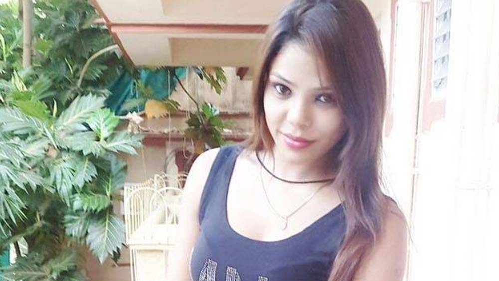 বরাবরই পড়াশোনায় মনোযাগী ছিলেন কৃতিকা। সে কারণে মা-বাবা ভেবেছিলেন তিনি পড়াশোনা নিয়েই থাকবেন। কিন্তু তা শেষমেশ হয়নি। কৃতিকার লক্ষ্য ছিল বলিউড।