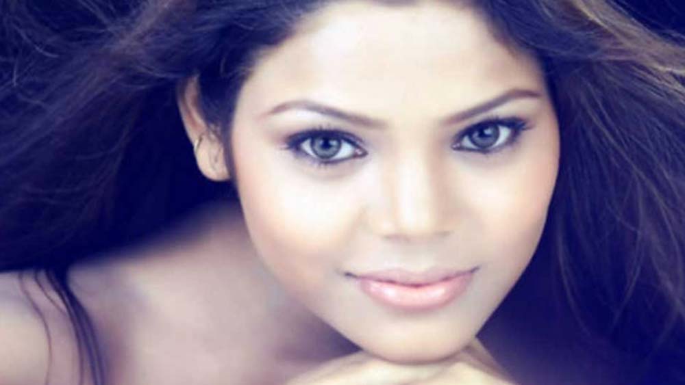 দিল্লিতে তাঁর পরিচয় হয় বিজয় দ্বিবেদী নামে এক ব্যক্তির সঙ্গে। বলিউডে নামজাদা পরিচালকদের সঙ্গে ওঠাবসা রয়েছে বলে নিজের পরিচয় দিয়েছিলেন বিজয়।