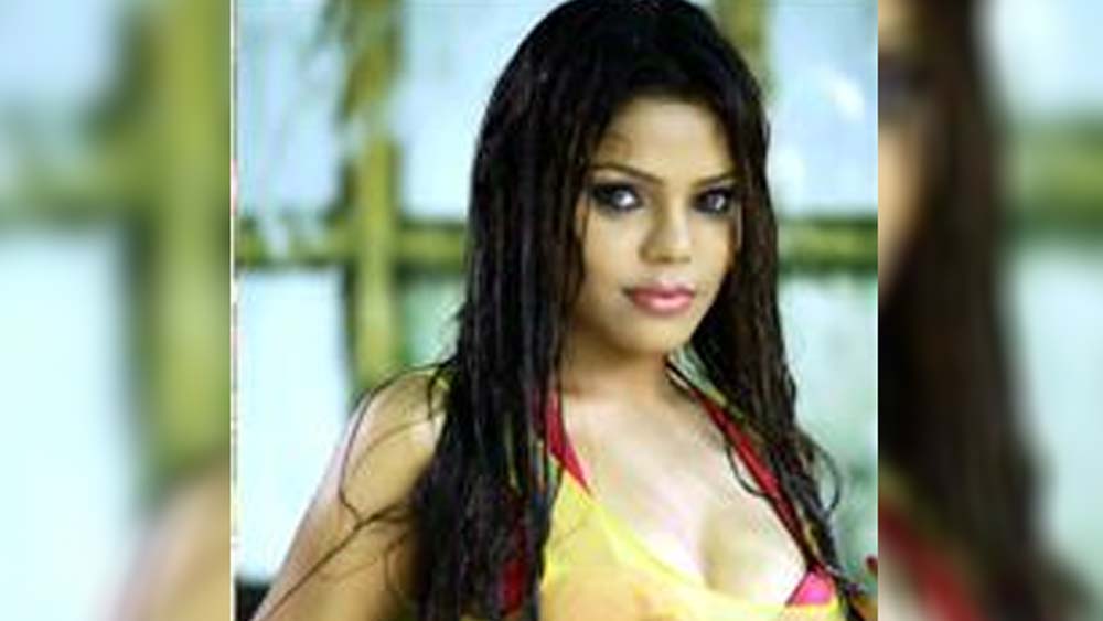 কৃতিকা বিশ্বাস করেছিলেন বিজয়কে। তাঁর সঙ্গেই মুম্বই চলে আসেন তিনি। ক্রমে তাঁদের বন্ধুত্ব গাঢ় হয়ে যায় এবং মু্ম্বইয়ে দু’জনে বিয়ে করে থাকতে শুরু করেন।