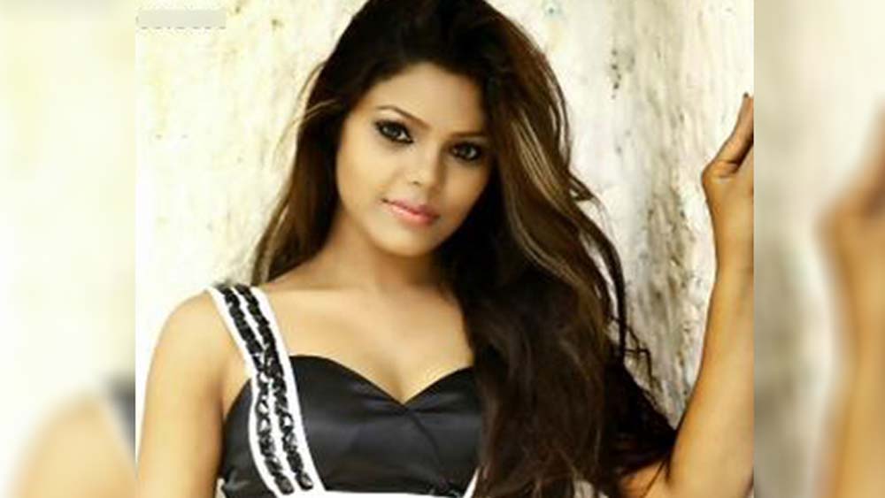 তত দিনে ছোটখাটো মডেলিং করতে শুরু করেছিলেন কৃতিকা। ২০১১ সালে ‘পরিচয়’ নামে একটি হিন্দি ধারাবাহিকেও সুযোগ পান।