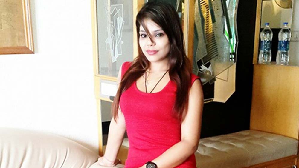 তারকা হওয়ার স্বপ্ন নিয়ে মুম্বই আসা নবাগতদের মিথ্যা প্রতিশ্রুতি দিয়ে টাকা হাতিয়ে নিতেন বিজয়। এ রকমই এক মহিলার থেকে ২২ লাখ টাকা নিয়েছিলেন। সেই অপরাধেই গ্রেফতার হন বিজয়।