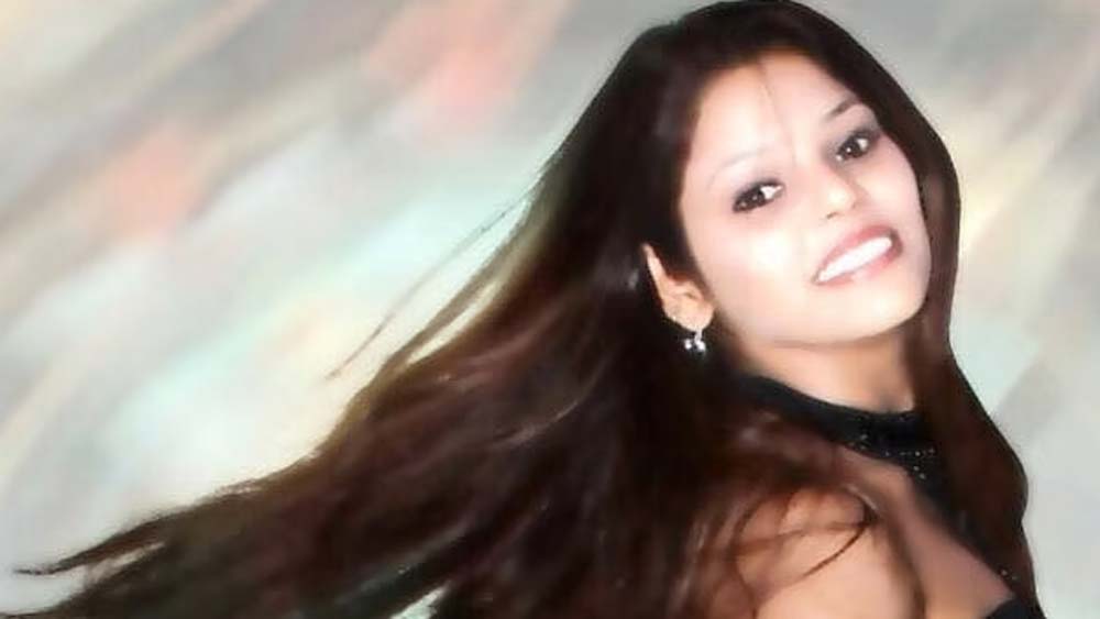 অবসাদগ্রস্ত কৃতিকা ক্রমে মাদকের নেশায় বুঁদ হয়ে পড়েছিলেন। ওই দু’জনের কাছ থেকে তিনি মাদক কিনতেন। কৃতিকার থেকে নাকি তাঁরা ৬ হাজার টাকা পেতেন। বার বার বলা সত্ত্বেও যা কৃতিকা দিচ্ছিলেন না।