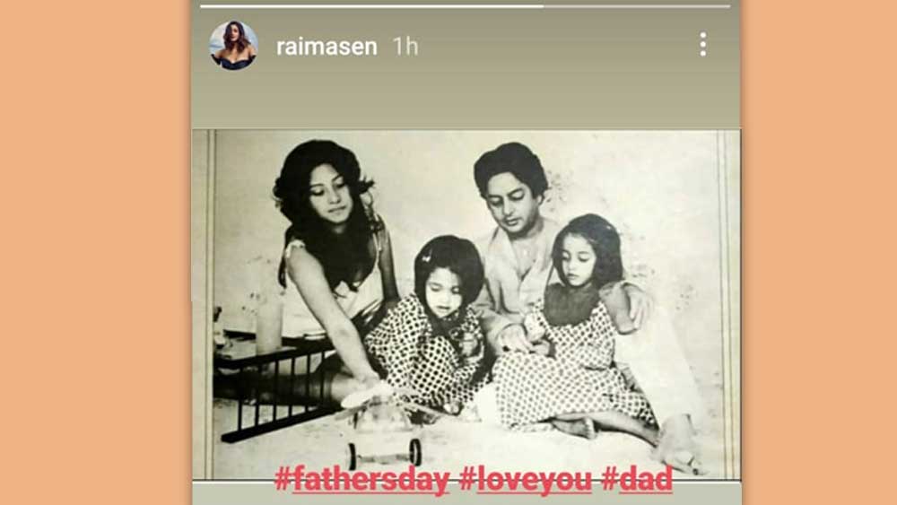 ৪ জনের এই পুরনো সাদা কালো ছবি ঝলমলে হয়ে রয়েছে অভিনেত্রীর ইনস্টাগ্রাম স্টোরিতে।