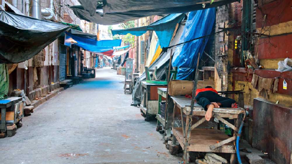 খদ্দেরের অভাবে উধাও রাস্তার রকমারি খাবারও।