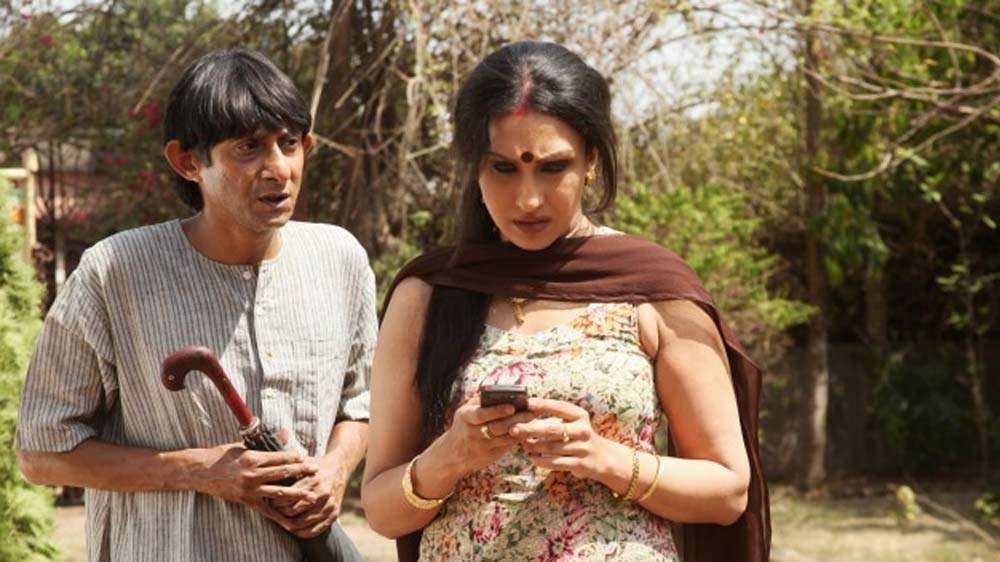 কিন্তু ব্যক্তি কাঞ্চনের জীবন আজ আরও একবার চর্চায় উঠে এসেছে। সম্পূর্ণ ভিন্ন কারণে। নিউ আলিপুর থানায় তাঁর বিরুদ্ধে মানসিক নির্যাতনের অভিযোগ দায়ের করেছেন তাঁরই স্ত্রী অভিনেত্রী পিঙ্কি বন্দ্যোপাধ্যায়।