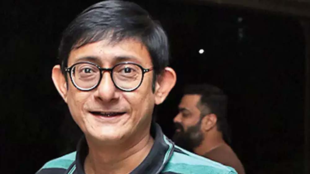 আর টলিউডে তাঁর হাতেখড়ি ২০০২ সালে। জিৎ-এর সুপারহিট ছবি ‘সাথী’ দিয়ে। ওই বছর জিৎ-এর সঙ্গে ‘সঙ্গী’ ছবিতেও তিনি অভিনয়ের সুযোগ পান।