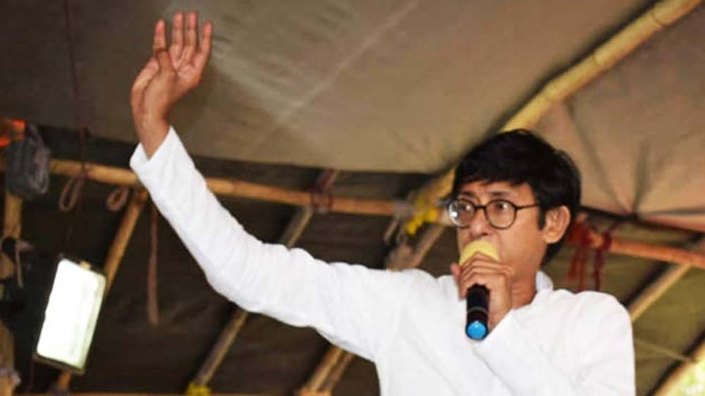 কষ্টের সংসার তাই অহং ছেড়ে বেরিয়ে সেলসম্যান, পার্লারের ম্যানেজার— কী না করেছেন একটা সময়ে! আবার অভিনয় জীবনেও জায়গা করে নিতে বহুদিন সংগ্রাম করতে হয়েছে। তার পর প্রতিষ্ঠা পেয়েছেন।