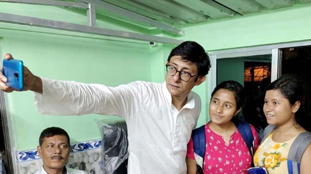 তবে তাঁর প্রেমের শুরু কলেজ নয়, সেই অষ্টম শ্রেণিতে পড়ার সময় থেকেই। সেগুলির সবটাই যদিও একতরফা প্রেম ছিল। তাঁর একতরফা প্রেমের সংখ্যা দু’অঙ্ক ছাড়িয়ে বলে এক সাক্ষাৎকারে নিজেই জানিয়েছিলেন কাঞ্চন।