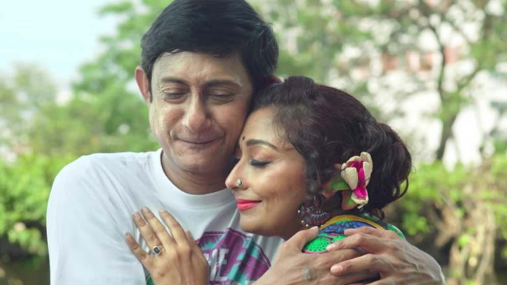 পিঙ্কি যদিও তাঁর প্রথম স্ত্রী নন। তাঁর প্রথম বিয়ে টেকেনি। কাঞ্চনের প্রথম বিয়ে নিয়েও কোনওদিন মাথা ঘামাননি পিঙ্কি।  