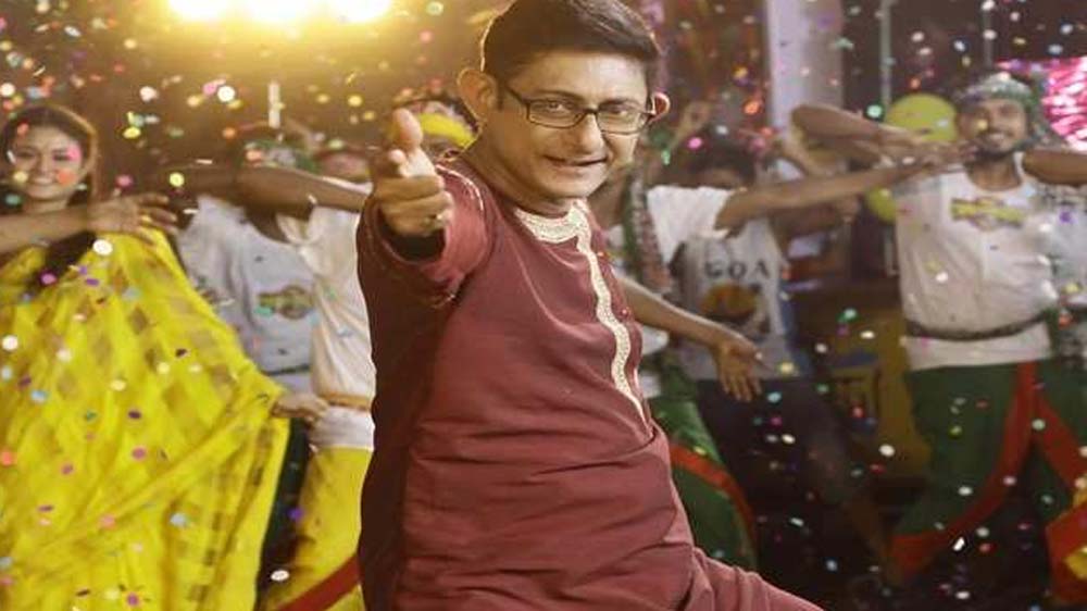 ছেলে ওসোকে নিয়ে জমজমাট সংসারের ছবিই বারবার ধরা পড়েছে নেটমাধ্যমে। ব্যক্তি কাঞ্চন এবং অভিনেতা কাঞ্চন—এত দিন এই দু’জনের প্রতিই অফুরন্ত সম্মান দেখিয়েছেন স্ত্রী পিঙ্কি। যতবারই স্বামীর প্রসঙ্গ উঠেছে অহংকারের সঙ্গে কাঞ্চনের নাম নিয়েছেন তিনি।