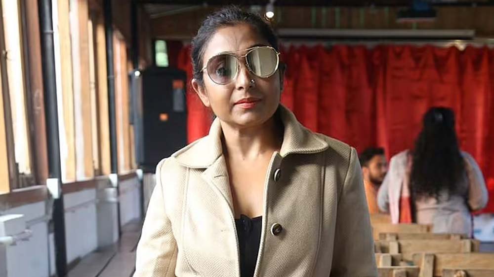 পিঙ্কির অভিযোগ, তাঁকে মানসিক নির্যাতন করেছেন কাঞ্চন। মত্ত অবস্থায় গালিগালাজ করেছেন। শুধু তাই নয়, নিজের বান্ধবীকে সঙ্গে নিয়ে কাঞ্চন গাড়ি থেকে তাঁকে নামিয়ে হেনস্থা করেছেন বলেও অভিযোগ করেছেন পিঙ্কি।