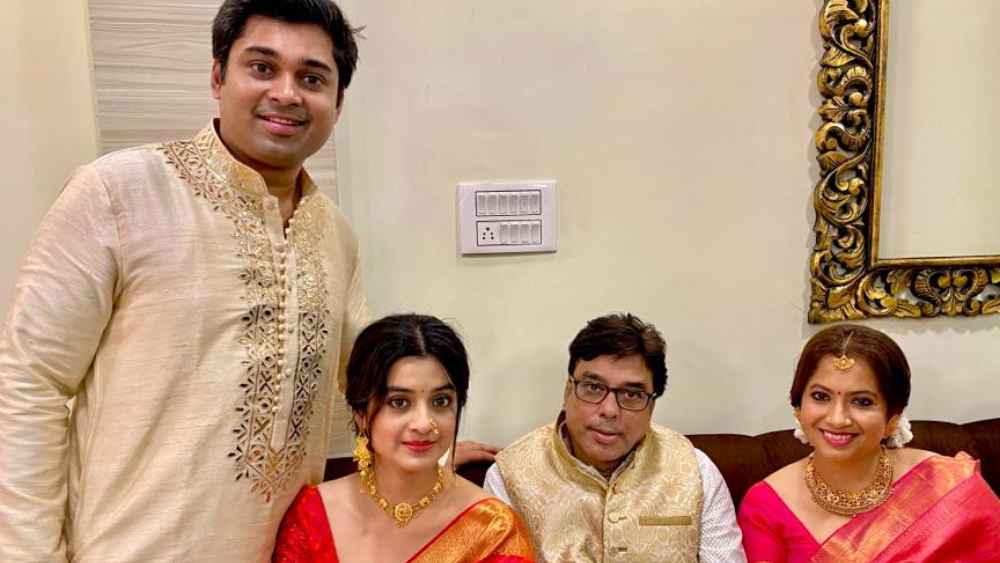 দাদা দেবপ্রিয় বণিক, বাবা তারক বণিক এবং বৌদি শ্রীতমা চক্রবর্তী বণিকের সঙ্গে দর্শনা