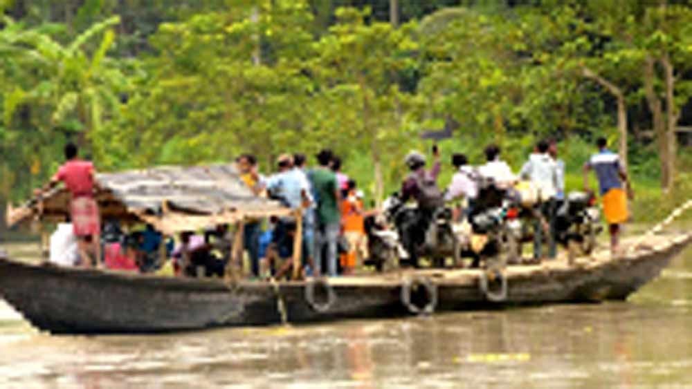 অতিরিক্ত যাত্রী নিয়ে নৌকা পারাপার।