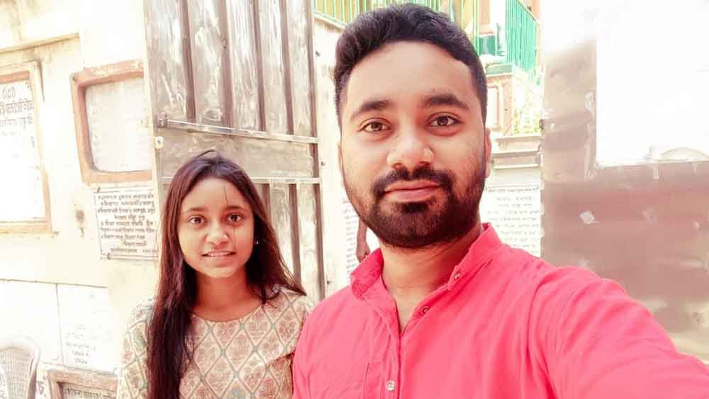দাদা দেবজ্যোতির সঙ্গে জ্যোতির্ময়ী।