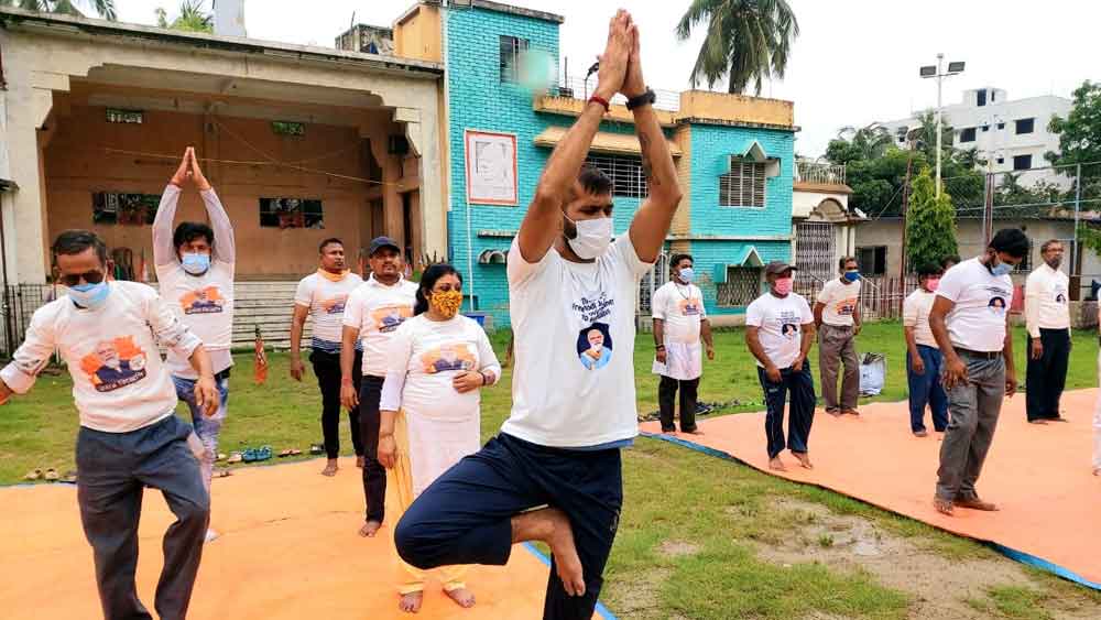 প্রাক্তন ক্রিকেটর অশোক ডিন্ডা এখন ময়নার বিজেপি বিধায়ক। ময়দান ছাড়লেও তিনি যে রীতিমতো ফিট তা বোঝা গিয়েছে ছবিতে।