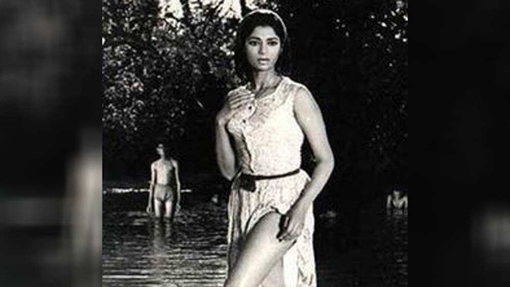 তাঁর মা দর্শী এবং যশ চোপড়ার স্ত্রী পামেলার বাবা মহিন্দর সিংহ সম্পর্কে ভাই-বোন। সিমির শৈশবের অনেকটাই কেটেছে ইংল্যান্ডে। পড়তেন নিউল্যান্ড হাউস স্কুলে। অভিনয়ের নেশাই তাঁকে ভারতে টেনে এনেছিল।