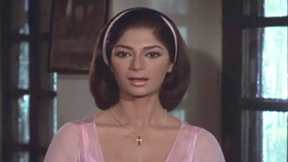 তাঁর প্রথম ছবি ছিল ‘রাজ় কি বাত’। ইংরেজি বলার দক্ষতা তাঁকে সুযোগ দেয় ‘টারজান গোজ টু ইন্ডিয়া’ ছবিতে। পঞ্চদশী সিমি ওই ছবিতে ফিরোজ খানের নায়িকা ছিলেন। আত্মপ্রকাশেই বাজিমাত করেন তিনি।