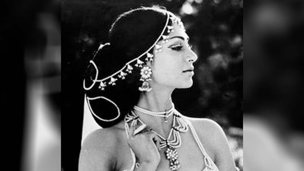 ওই বছরেই মুক্তি পায় রাজ কপূরের ‘মেরা নাম জোকার’ এবং সত্যজিৎ রায়ের ‘অরণ্যের দিনরাত্রি’। দু’টি ছবিতে সম্পূর্ণ ভিন্ন আঙ্গিকে ধরা দেন সিমি। ‘মেরা নাম জোকার'-এ তিনি কিশোর রাজুর ভূমিকায় অভিনয় করা ঋষি কপূরের স্বপ্নসুন্দরী। অন্য দিকে আবার ‘অরণ্যের দিনরাত্রিতে’ তিনি আদিবাসী রমণী দুলি।