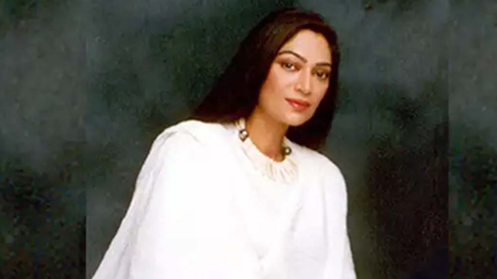 এ সব নিয়ে কখনও বিন্দুমাত্র বিচলিত হতে দেখা যায়নি সিমিকে। কিন্তু ওই দিন রানির প্রশ্নে কেন তিনি থমকে গিয়েছিলেন তা আজও অজানাই রয়ে গিয়েছে।