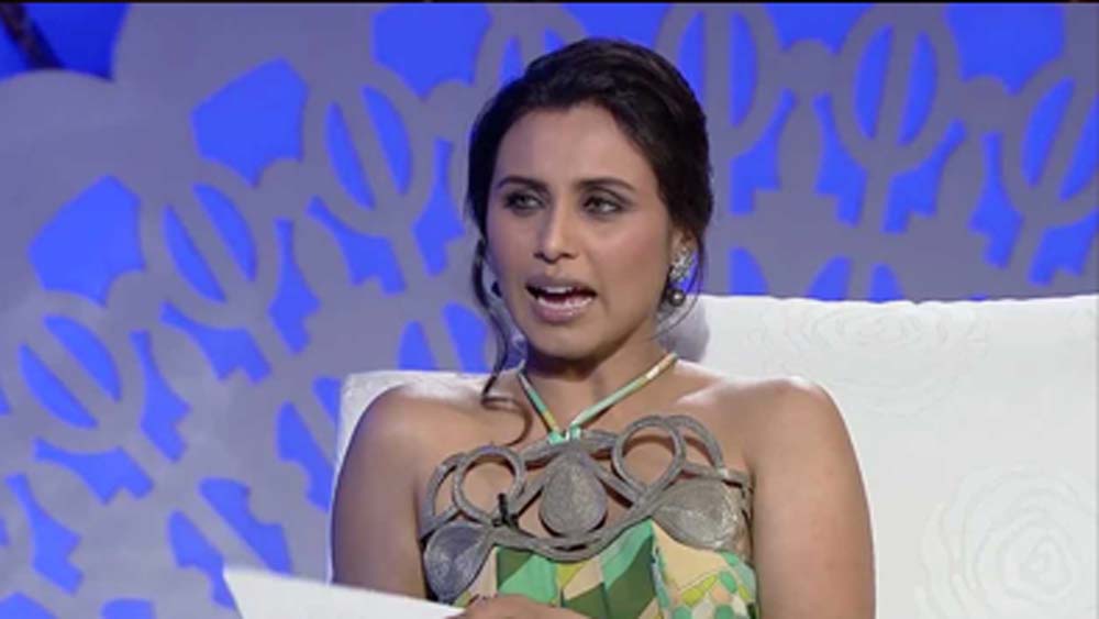 এর উত্তরে রানিও পাল্টা সিমিকে বলেছিলেন যে, ‘আমিও আপনার ব্যক্তিগত সম্পর্ক নিয়ে অনেক কিছুই জানি। সেগুলি কি বলব?’ কিছু ক্ষণ চুপ করে থাকার পর প্রসঙ্গ এড়িয়ে অন্য প্রশ্নে ঢুকে গিয়েছিলেন তিনি। পরে সম্প্রচার হওয়ার আগে ওই অংশটি বাদও দিয়ে দেওয়া হয়।