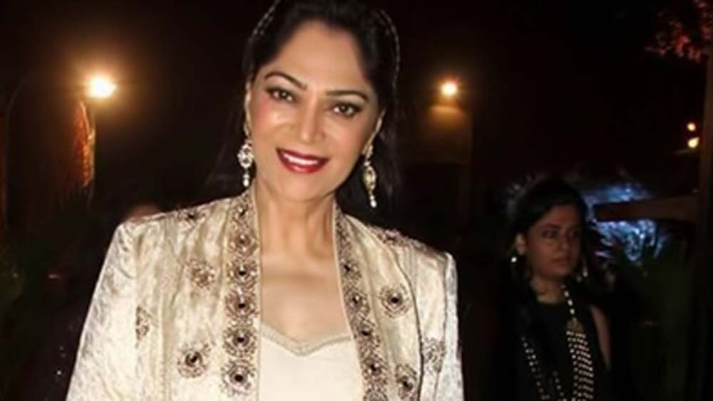 এই শো-তেই এক বার এক অতিথি আবার সিমির মুখ বন্ধ করে দিয়েছিলেন। আগেই জানানো হযেছে যে মায়ের দিক থেকে চোপড়া পরিবার সিমির আত্মীয় হয়। তাঁর শো-এ সে বার অতিথি হয়ে এসেছিলেন রানি মুখোপাধ্যায়।