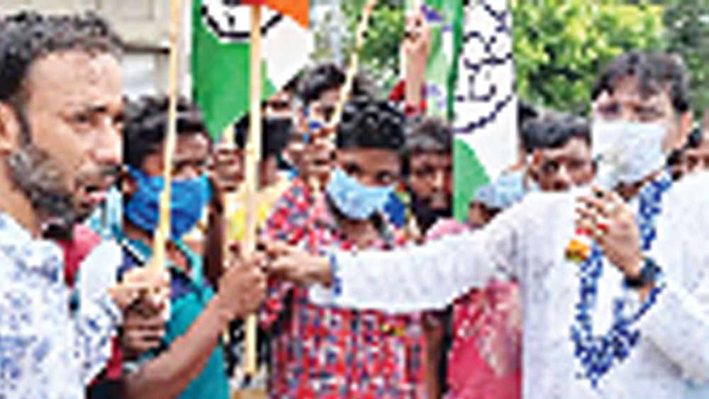 1000 of BJP workes in Patrasayar joined TMC