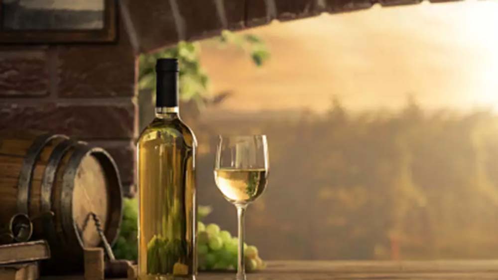 কিন্তু অনেকেই জানেন না, এই তালিকায় আরও একটি নাম জুড়ে রয়েছে। ফেনি। এক ধরনের অ্যালকোহল মিশ্রিত পানীয়। যা গোয়ার বাসিন্দাদের রোজকার জীবনের সঙ্গেও ওতপ্রোত ভাবে জড়িয়ে রয়েছে। পর্যটকদের কাছেও অন্যতম আকর্ষণ এটি।