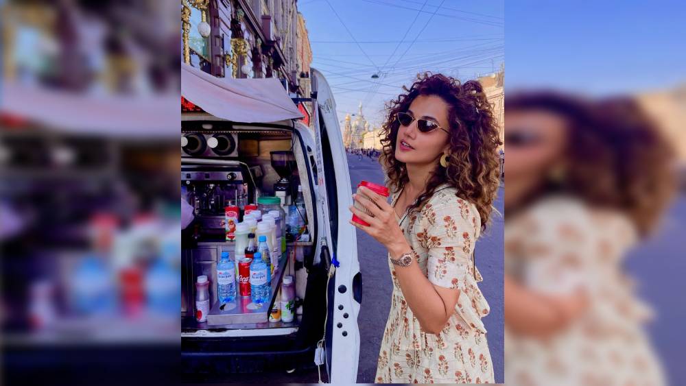 তবে সেখানে গিয়েও দম ফেলার সময় নেই তাঁর। রাস্তায় রীতিমতো দৌড়ে বেড়াচ্ছেন। পায়ে স্নিকার্স। 