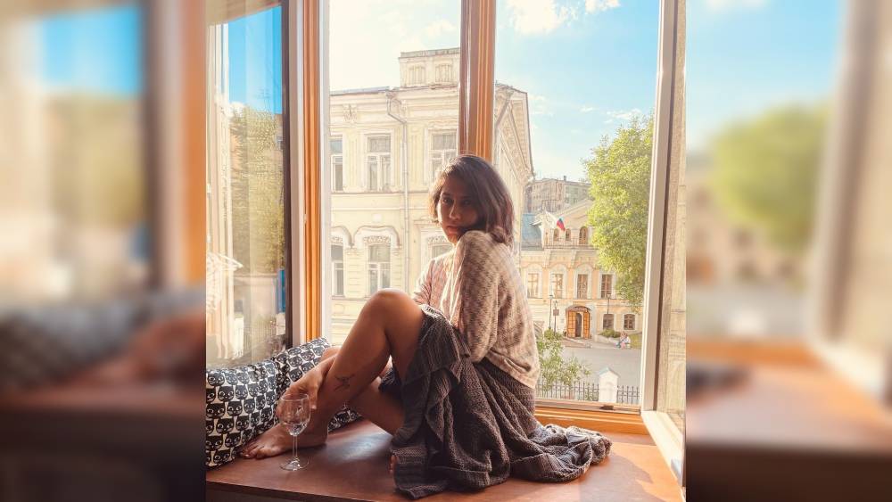 সেন্ট পিটার্সবার্গের আগে মস্কোয় গিয়েছিলেন তাপসীরা। সেখানেই একটি ছবি শেয়ার করে শগুন লিখেছেন, ‘আজ আমাদের প্ল্যান শুধু হাঁটা। যেদিকে খুশি, যেখানে খুশি হাঁটা। ক্লান্ত হয়েগেলে যেখানে ইচ্ছে বসে পড়ব। জল খাব। বিশ্রাম নেব। আবার উঠে হাঁটতে শুরু করব।’ 