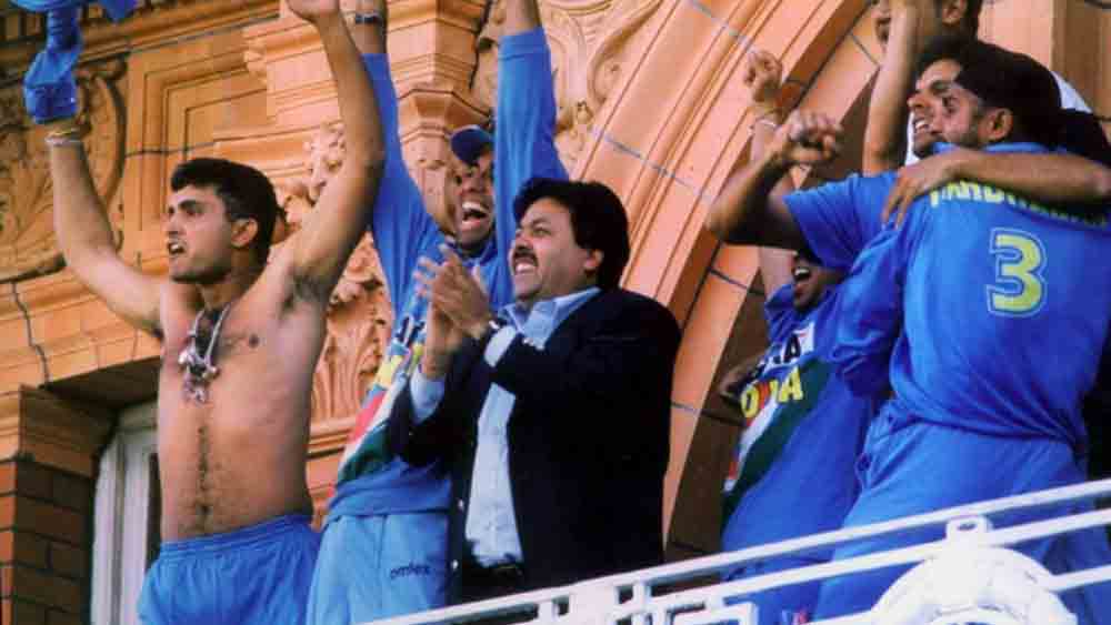 ন্যাটওয়েস্ট ট্রফি জিতে লর্ডসের মাঠে জামা ওড়ানো।