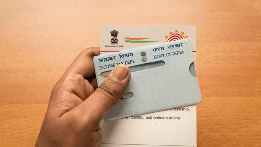 কিন্তু কী ভাবে আপনার প্যান কার্ডের সঙ্গে আধার যুক্ত করবেন? কোন পদ্ধতি অবলম্বন করতে হবে? দেখে নিন এক ঝলকে।