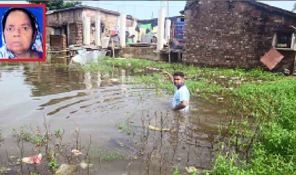 জলমগ্ন মধ্যমগ্রামের পাটুলি-শিবতলা এলাকা। সোমবার এই জল থেকেই উদ্ধার হয় কালী মণ্ডলের (ইনসেটে) মৃতদেহ। 