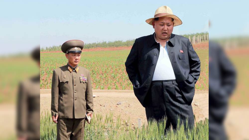 উত্তর কোরিয়া যে এই পরিস্থিতির মুখোমুখি হতে পারে, তা অবশ্য মাস দু’য়েক আগে এক বার বুঝিয়েছিলেন কিম। মার্চের শুরুতে সরকারি কর্তাদের দেওয়া নির্দেশে বলেছিলেন, ‘‘আরও কঠিন সময়ের জন্য প্রস্তুত হতে হবে।’’