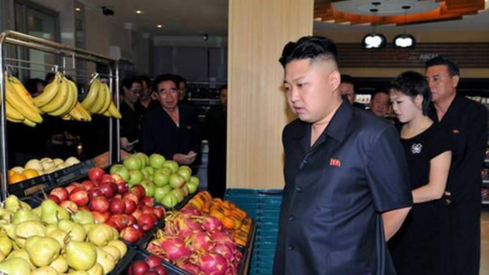 ৩১ বছর পর ২০২১ সালে উত্তর কোরিয়ার রাজধানীতে আকাশ ছুঁয়েছে নিত্য প্রয়োজনীয় খাবারের দাম। এক কেজি কলা সেখানে বিক্রি হচ্ছে ৪৫ মার্কিন ডলারে। ভারতীয় মুদ্রায় যা প্রায় ৩ হাজার ৩০০ টাকা।