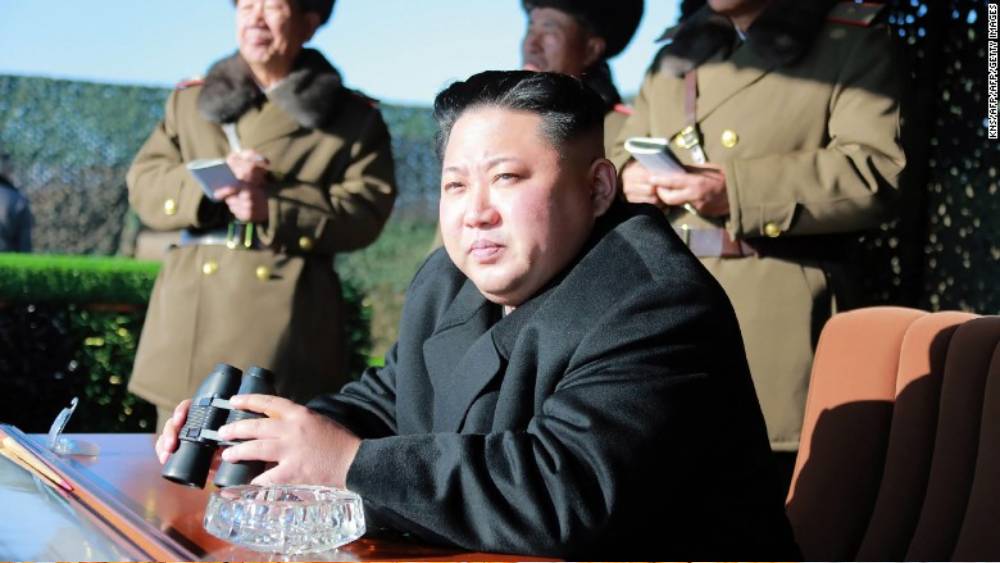 সমস্যা হল, উত্তর কোরিয়ার নেতা কিম দেশের সঙ্কটের কথা মেনে নিলেও তার সমাধানের চেয়ে দায়ের বোঝা হালকা করতেই বেশি আগ্রহী। দেশের এই পরিস্থিতির জন্য তিনি দায়ী করেছেন কোভিড পরিস্থিতি, টাইফুন এবং গত বছরের বন্যাকে।