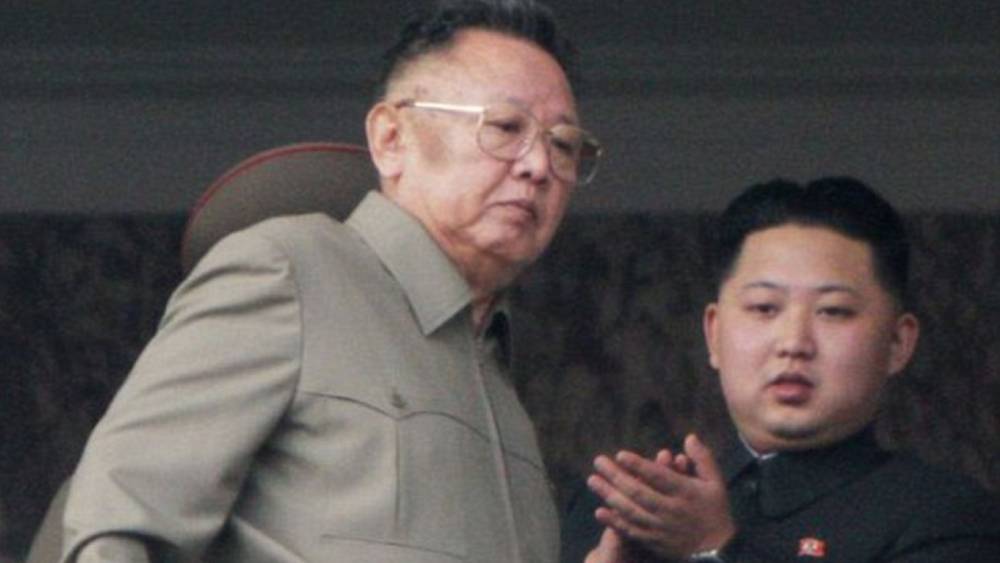 গত বছরই জনসমক্ষে কান্না চাপতে দেখা গিয়েছিল কিমকে। দেশের মানুষকে স্বচ্ছলতার প্রতিশ্রুতি দিয়েও পূরণ করতে না পারার কান্না। বাবার হাত থেকে দেশের দায়িত্ব নেওয়ার পর প্রত্যেকের খাবার টেবিলে মাংসের টুকরো তুলে দেওয়ার প্রতিশ্রুতি দিয়েছিলেন কিম। তা সম্ভব হয়ে ওঠেনি।