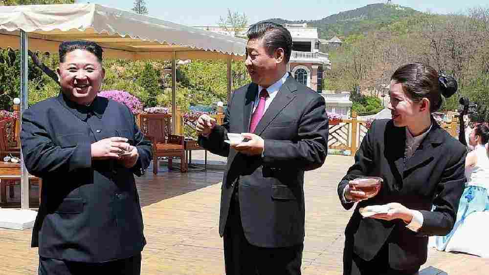 খাবার, সার এবং জ্বালানির জন্য চিনের উপর অনেকটাই নির্ভর করে উত্তর কোরিয়া। সীমান্ত বন্ধ থাকায় চিন থেকে জোগানও বন্ধ। প্রতি বছর যেখানে ২৫০ কোটি মার্কিন ডলারের আমদানি হয়, তা এ বছর এসে ঠেকেছে ৫০ কোটিতে।