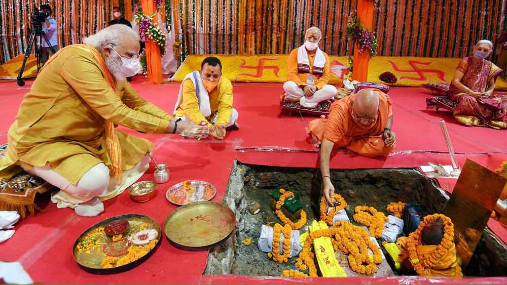 গত শুক্রবারই শ্রীরাম জন্মভূমি তীর্থক্ষেত্র ট্রাস্টের বৈঠকে সিদ্ধান্ত হাতে এসেছে। সেই রেশকে আরও একধাপ বাড়িয়ে তুলতে কেন্দ্রীয় সংসদ বিষয়ক মন্ত্রী প্রহ্লাদ জোশী সোমবার রাতে তাঁর এক্স (সাবেক টুইটার) হ্যান্ডেলে জানিয়েছেন, তিনটির মধ্যে যে বিগ্রহটি গর্ভগৃহে প্রাণপ্রতিষ্ঠা করে রাখা হচ্ছে, তাঁর ভাস্কর হলেন কর্নাটকের বাসিন্দা অরুণ যোগিরাজ।