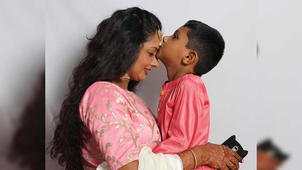 ২৩ বছরের খুশবুর ৬ বছরের একটি ছেলে আছে। ১৬ বছরে বিয়ে হওয়ার ৮ মাসের মধ্যেই অন্ত্বঃসত্ত্বা হয়ে পড়েছিলেন তিনি।