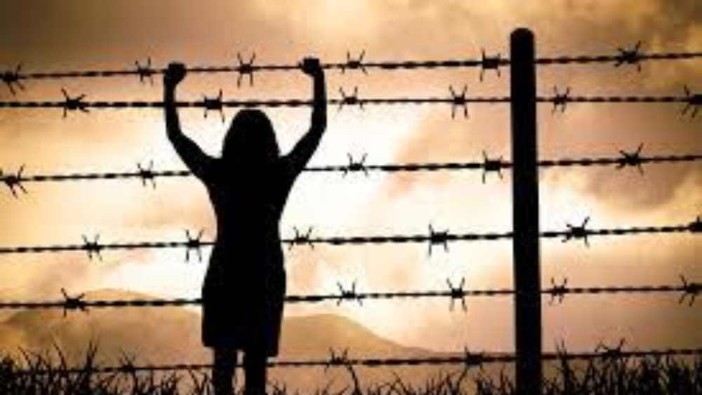 তার কিছু দিন পরেই আবার সদ্য মা হওয়া খুশবু ও তাঁর সন্তানকে ছেড়েও দেন তাঁর স্বামী।