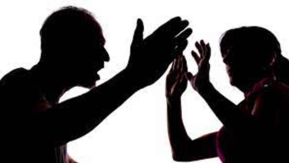 আর্থিক অসচ্ছল পরিবারে জন্ম খুশবুর। প্রতি মুহূর্তে বাবা-মায়ের অশান্তি দেখে বড় হয়েছেন। মত্ত বাবা প্রায়শই মাকে মারধর করতেন। কখনও সেই মার এসে পড়ত তাঁর গায়েও।