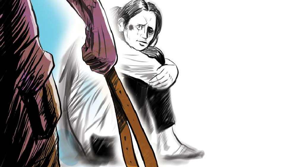 খুশবু জানিয়েছেন, প্রতি দিন গায়ে বেল্টের দাগ বা লাঠির আঘাত নিয়ে স্কুল যেতে লজ্জা করত তাঁর। ওই বয়সেও একেক সময়ে মনে হত এর থেকে মরে যাওয়াও ভাল।