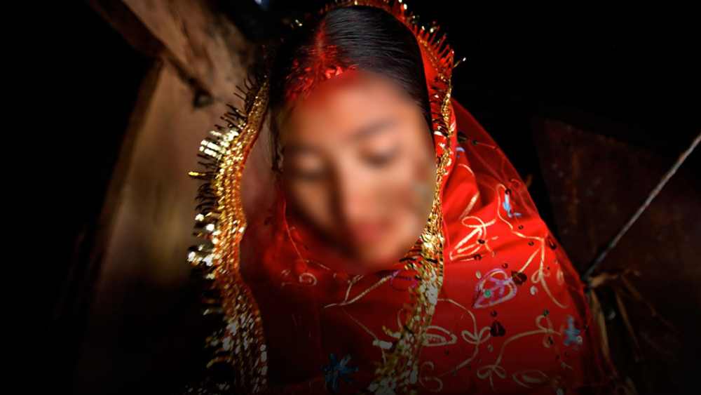 বয়সে ১০ বছরের বড় মাসির ছেলের সঙ্গে বিয়ে হয় খুশবুর। শর্ত ছিল খুশবুর হাইস্কুলের পড়াশোনার ব্যবস্থা করবেন তিনিই। যদিও শেষ পর্যন্ত তা আর হয়ে ওঠেনি।