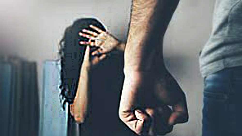 স্বামীও তাঁর পাশে দাঁড়াননি। বিয়ের প্রথম দিকে তাঁকে পড়াশোনায় উৎসাহ দিলেও পরে খুশবু বুঝতে পারেন স্বামীর কাছে তিনি শুধুই একখানি শরীর।